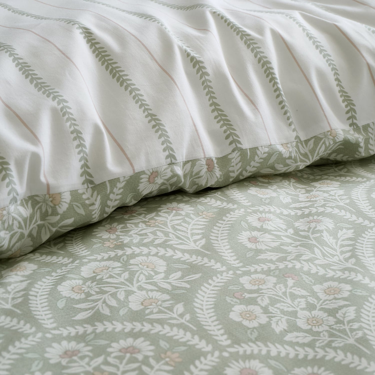 Bianca Scallop Floral 200 Thread Count Cotton Reversible Duvet Cover Set - Green - Scallop Floral Duvet Set