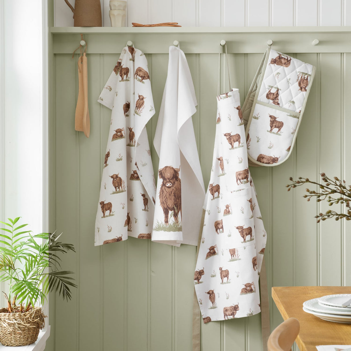 Catherine Lansfield Angus Highland Cow Cotton Apron - Angus Highland Cow Kitchen Group