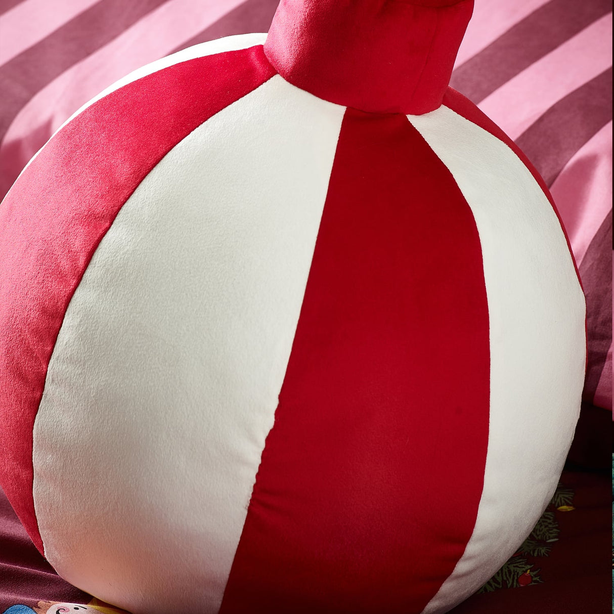 Catherine Lansfield Christmas Bauble Filled Cushion 30cm x 25cm - White / Red - Christmas Bauble Cushion