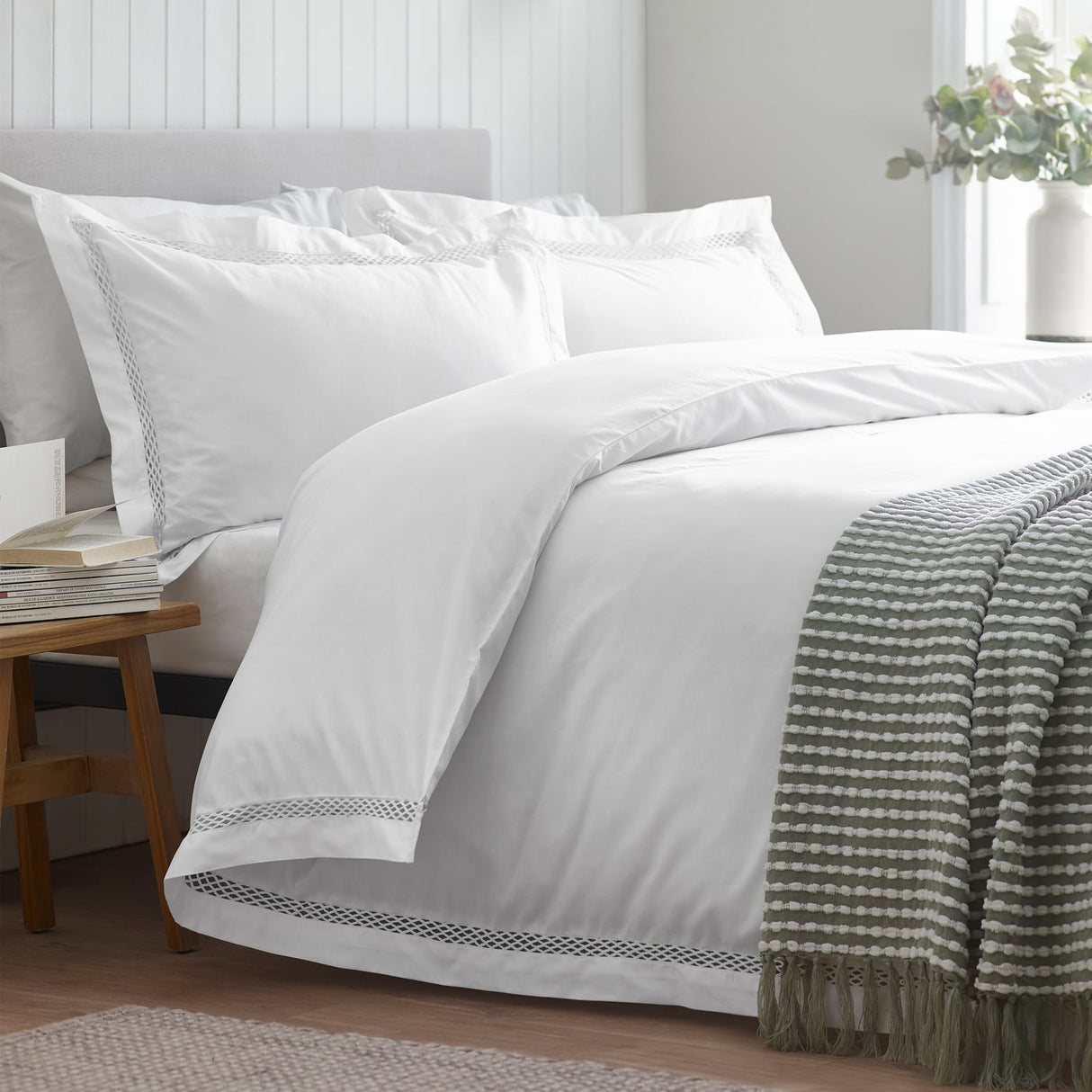 Catherine Lansfield Classic Lattice Lace Duvet Cover Set - Classic Lattice White Duvet Set (With Accessories)