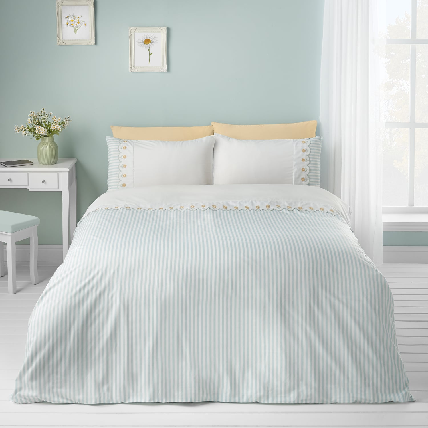 Catherine Lansfield Embroidered Daisy Duvet Cover Set - Embroidered Daisy Green Duvet Set