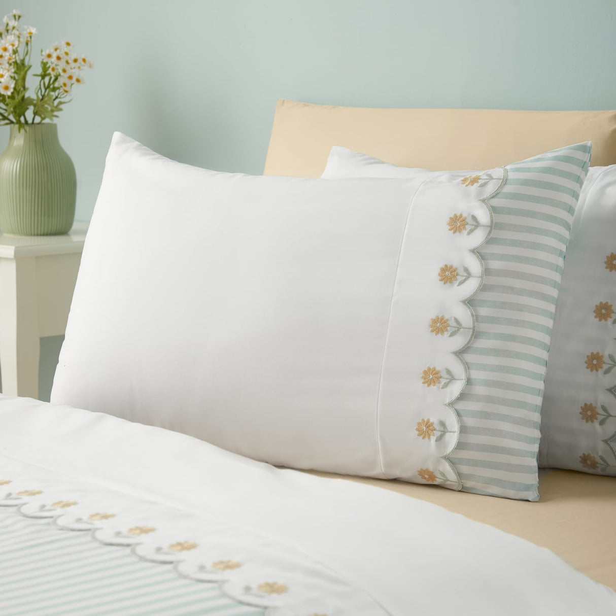 Catherine Lansfield Embroidered Daisy Duvet Cover Set - Embroidered Daisy Green Duvet Set