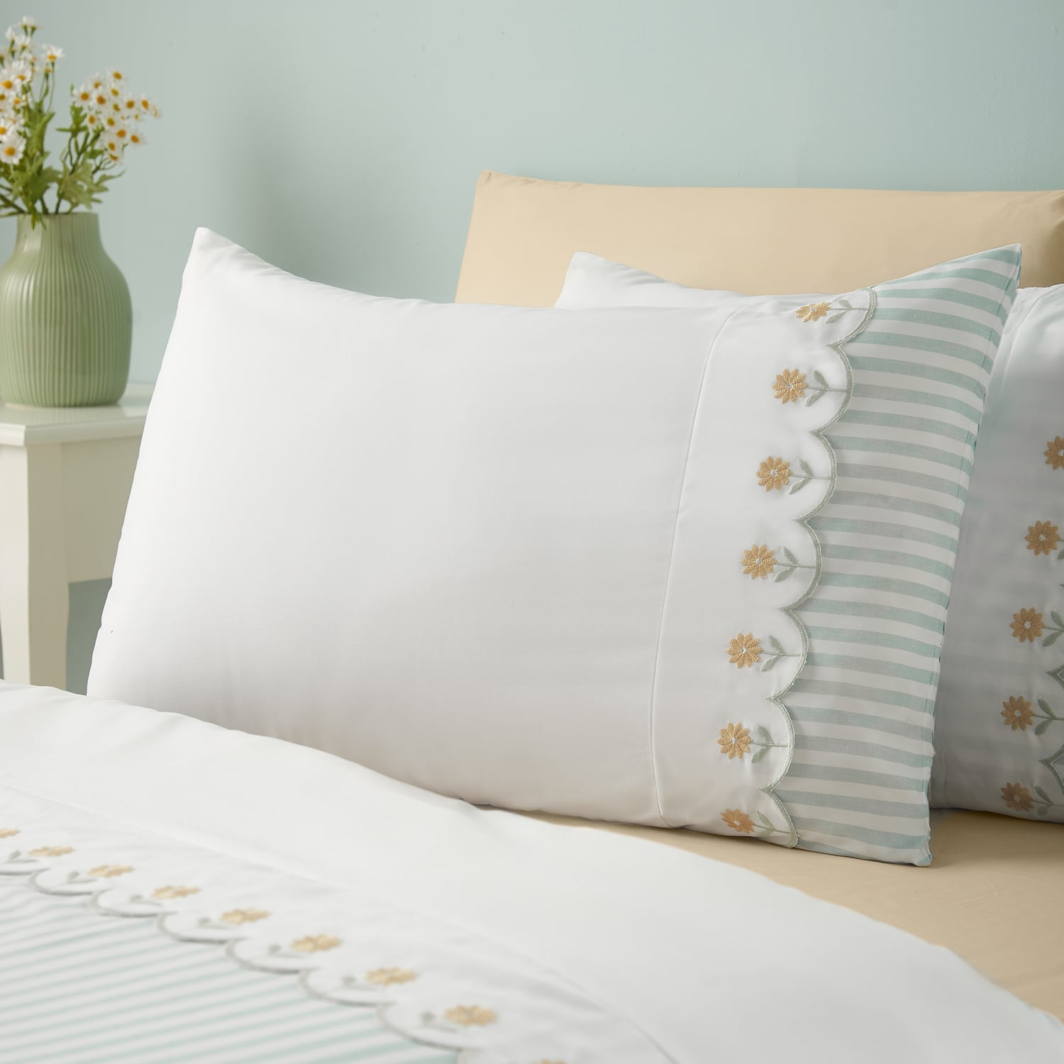 Catherine Lansfield Embroidered Daisy Duvet Cover Set - Embroidered Daisy Green Duvet Set