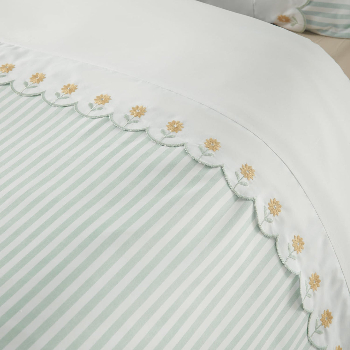 Catherine Lansfield Embroidered Daisy Duvet Cover Set - Embroidered Daisy Green Duvet Set