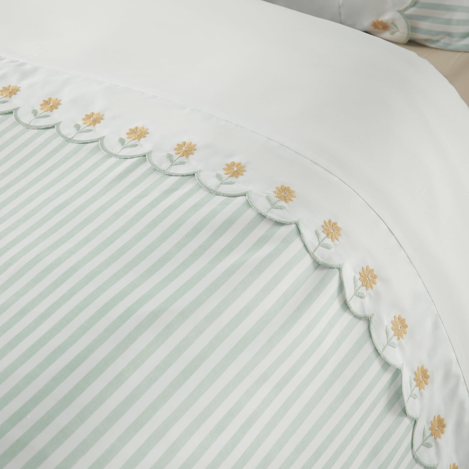 Catherine Lansfield Embroidered Daisy Duvet Cover Set - Embroidered Daisy Green Duvet Set