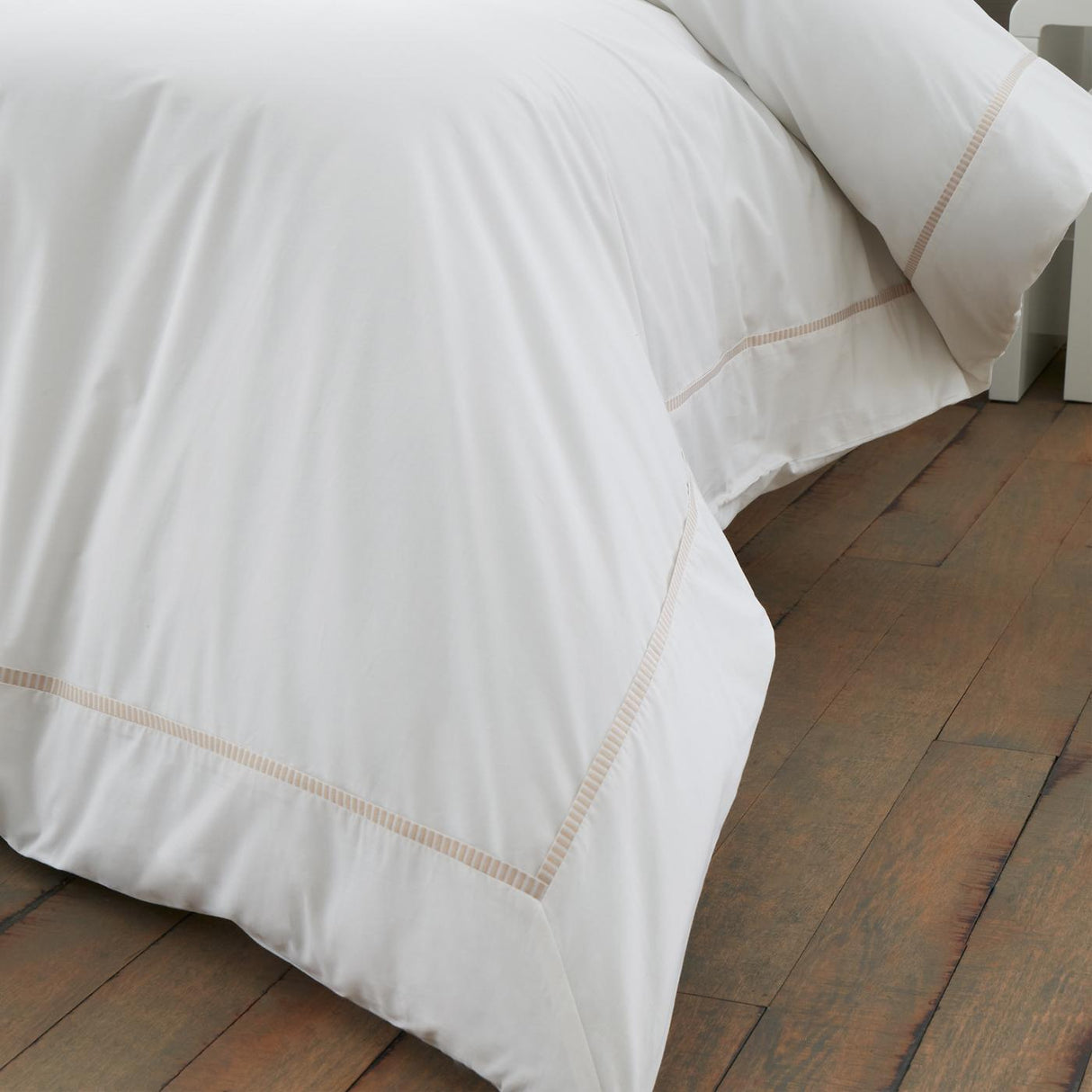 Bianca Contrast Trim 200 Thread Count Cotton Duvet Cover Set - White / Natural image 10