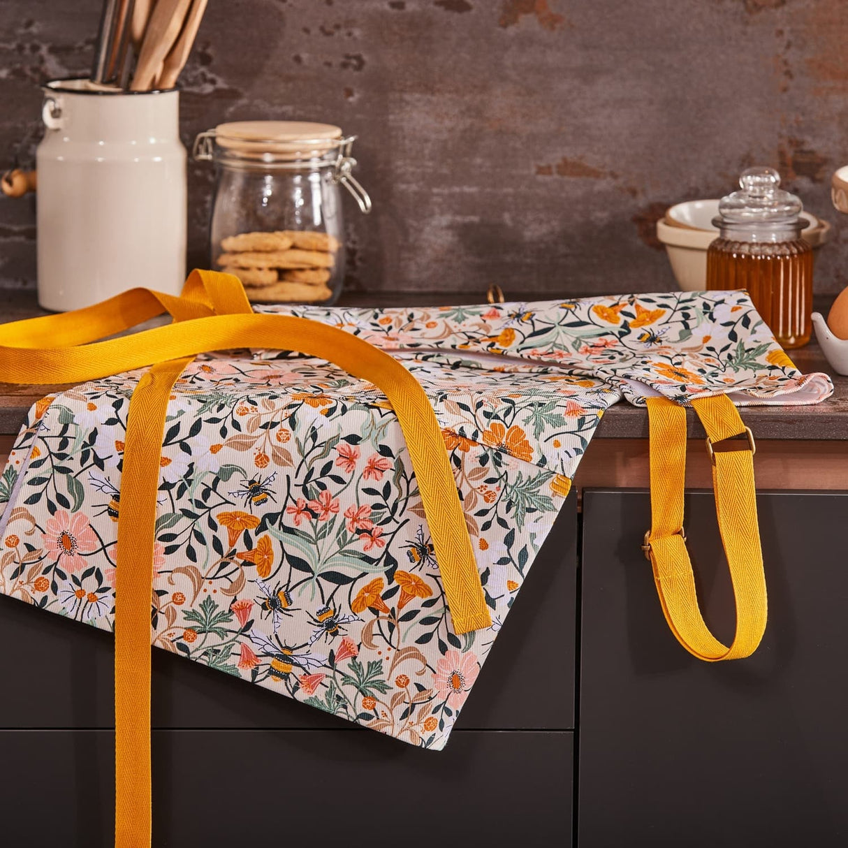 Ulster Weavers Bee Bloom Floral Cotton Apron - Bee Bloom Cotton Apron In Multicolour 2