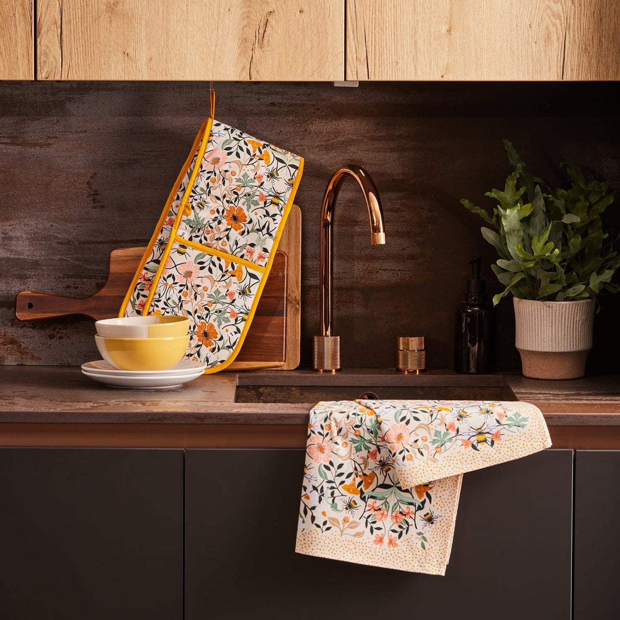 Ulster Weavers Bee Bloom Floral Tea Towel - Bee Bloom Cotton Tea Towel In Multicolour 3