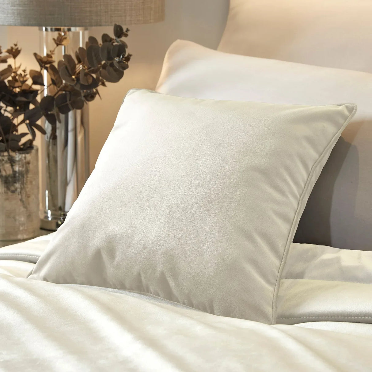 Chic Bedspread in Ivory 150 x 220cm