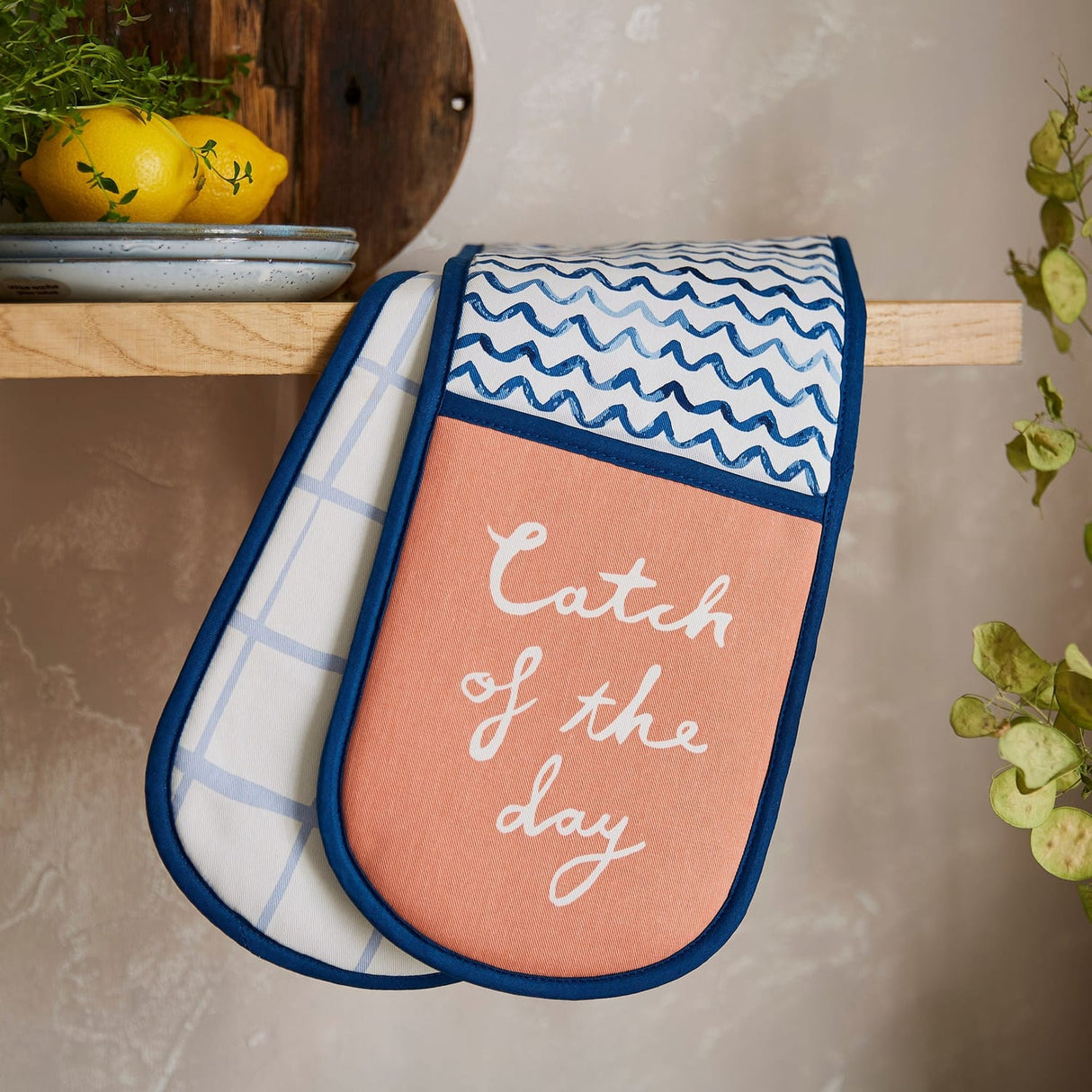 Ulster Weavers Catch of the Day Fish Print Kitchen and Tableware Collection - Catch Of The Day Double Oven Glove In Multicolour 2