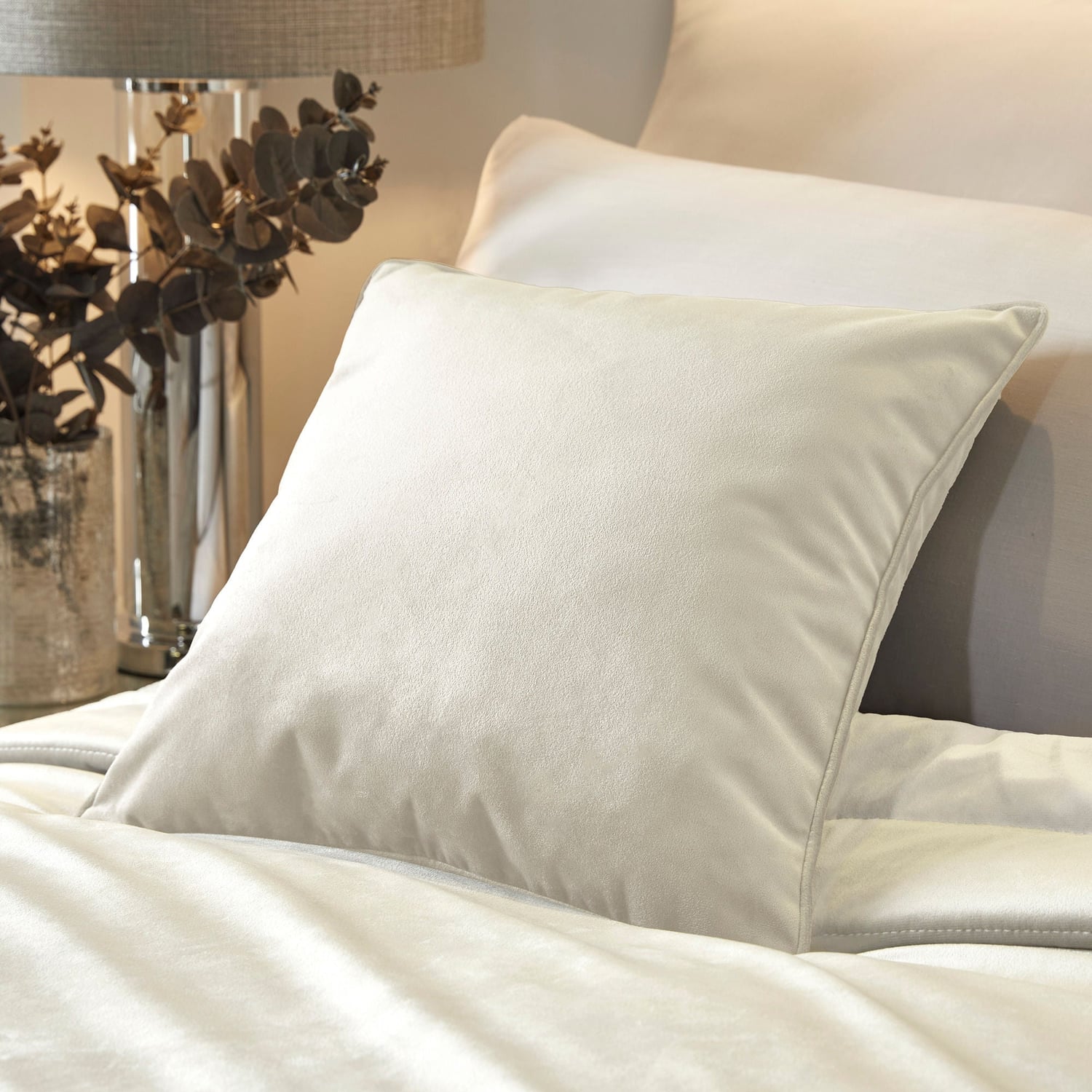 Laurence Llewelyn-Bowen Chic Ivory Bedspread 150 x 220cm - Chic Bedspread In Ivory 150 X 220Cm 3