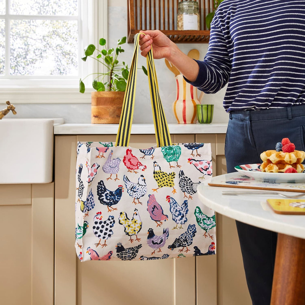 Ulster Weavers Chick Chicken Farm and Dining Medium Shoulder Bag - Chick Chicken Canvas Shoulder Bag In Yellow 2