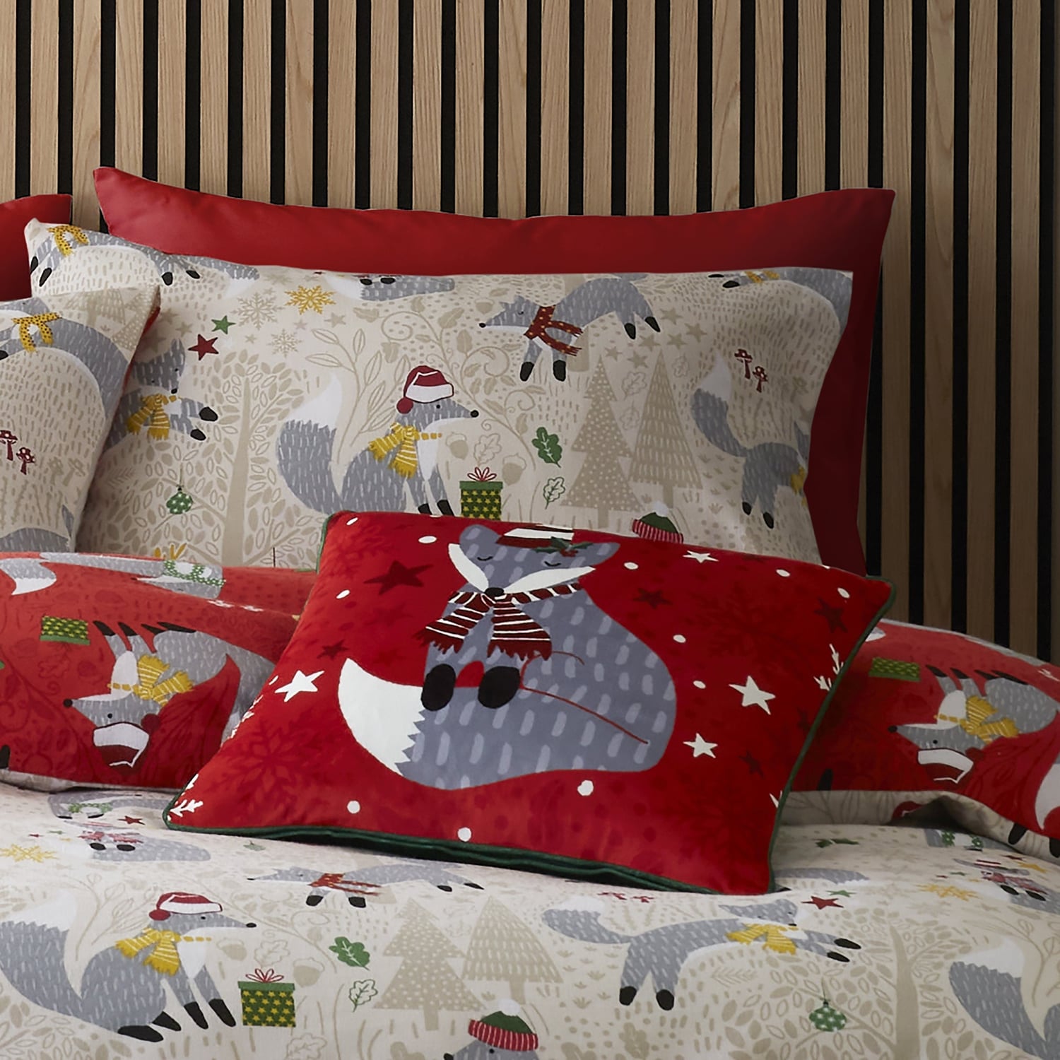 Snug Foraging Fox Cosy Brushed Cotton Duvet Cover Set - Christmas Foraging Fox Duvet Cover Set In Red 2