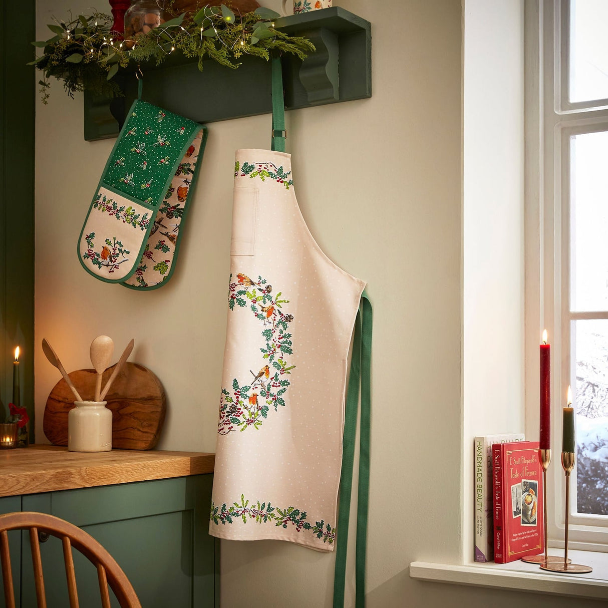 Ulster Weavers Christmas Robins Cotton Accessories Cotton Apron - Christmas Robins Cotton Apron In Green 2