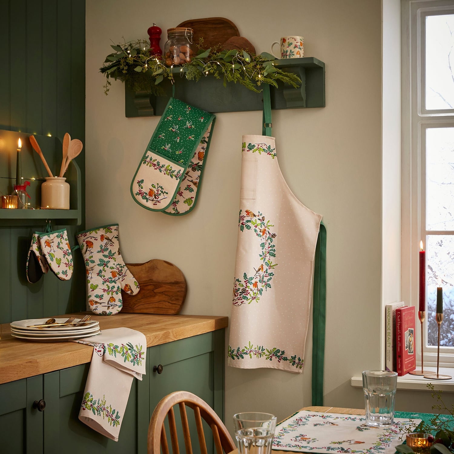 Ulster Weavers Christmas Robins Cotton Accessories Microwave Mitts Pair - Christmas Robins Microwave Mitts Pair In Green 3