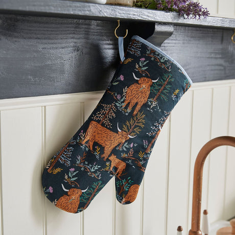 Ulster Weavers Connie Cow Gauntlet Oven Glove - Connie The Cow Gauntlet Oven Glove In Navy 2