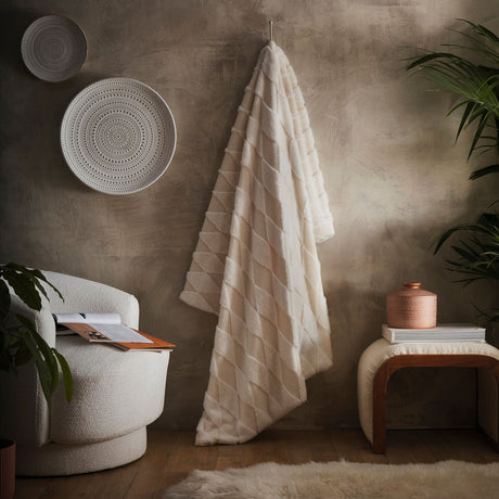 Cosy Diamond Soft Geometric Fleece Tufted Reversible Throw – Natural – 150cm x 200cm