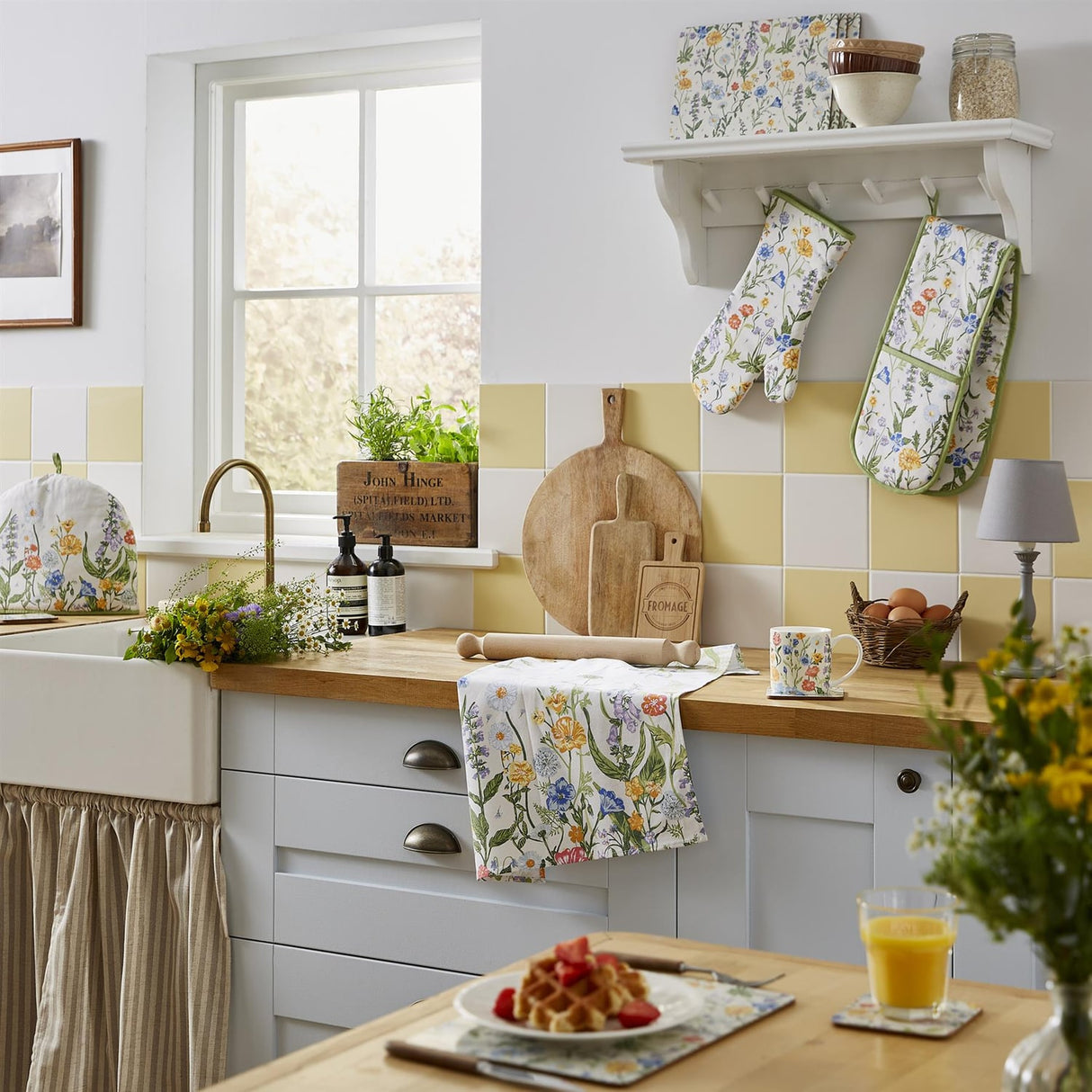 Ulster Weavers Cottage Garden PVC Oilcloth Apron - Cottage Garden Pvc Apron In Multicolour 2