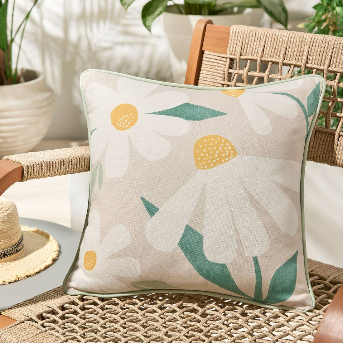 Daisy Water Resistant Outdoor Filled Cushion / Cushion Cover 43cm x 43cm