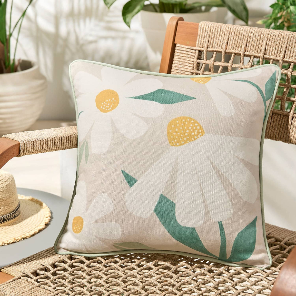 Daisy Water Resistant Outdoor Filled Cushion / Cushion Cover 43cm x 43cm