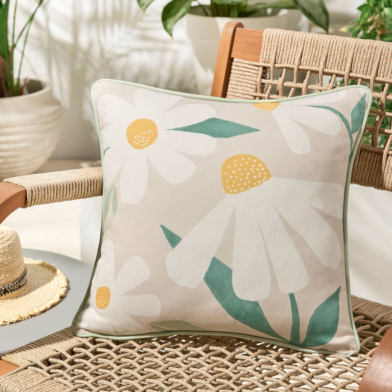 Daisy Water Resistant Outdoor Filled Cushion / Cushion Cover 43cm x 43cm
