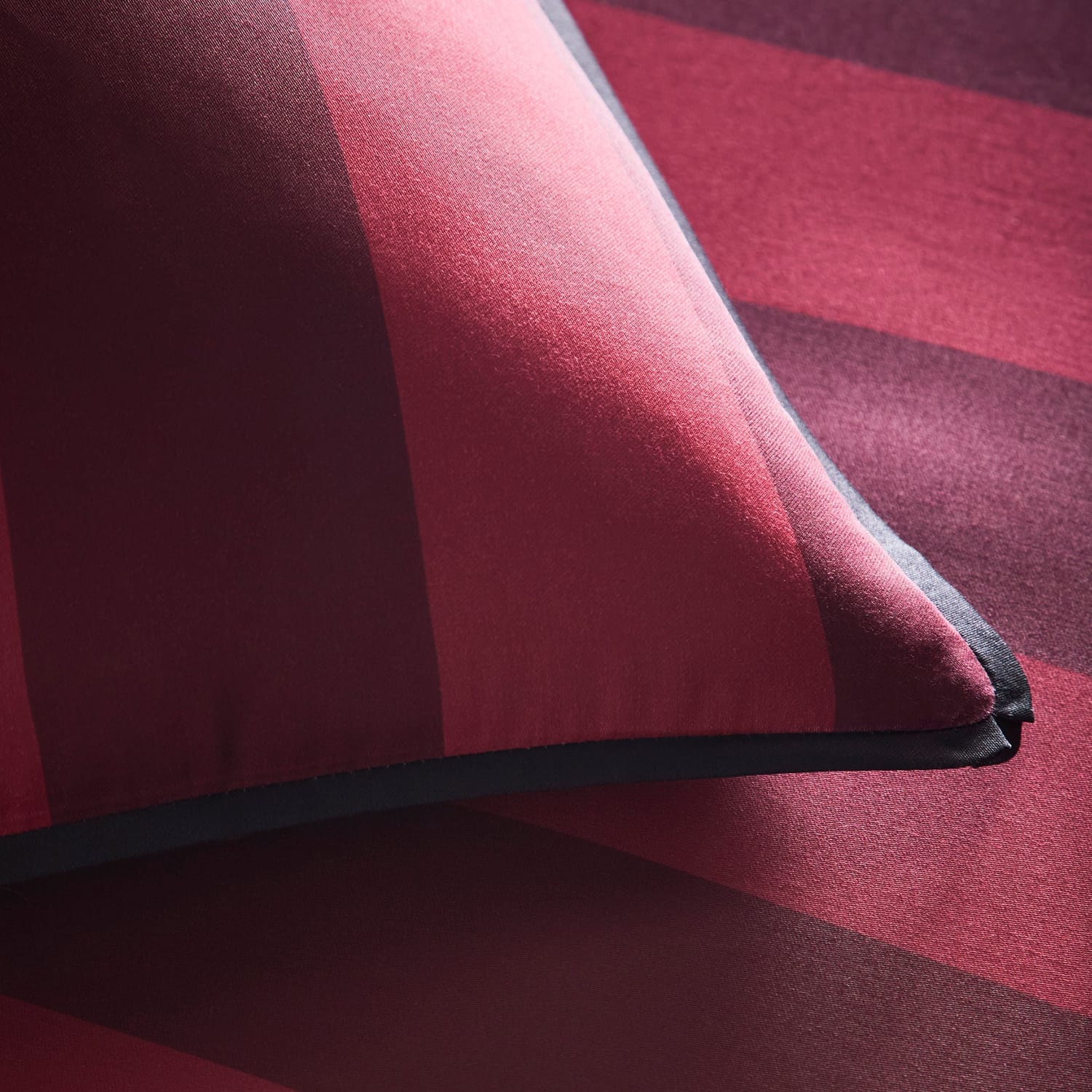Laurence Llewelyn-Bowen Festivo Circus Stripe 100% Cotton Duvet Cover Set - Red - Festivo Circus Stripe Duvet Cover Set In Red 3
