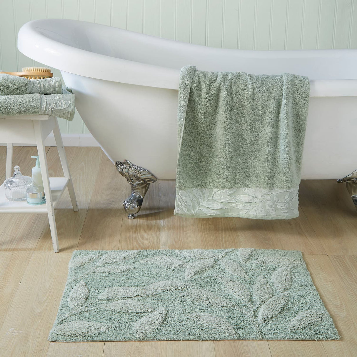 Lacie Jacquard Leaf Trim 550gsm Zero Twist Towel - Sage Green