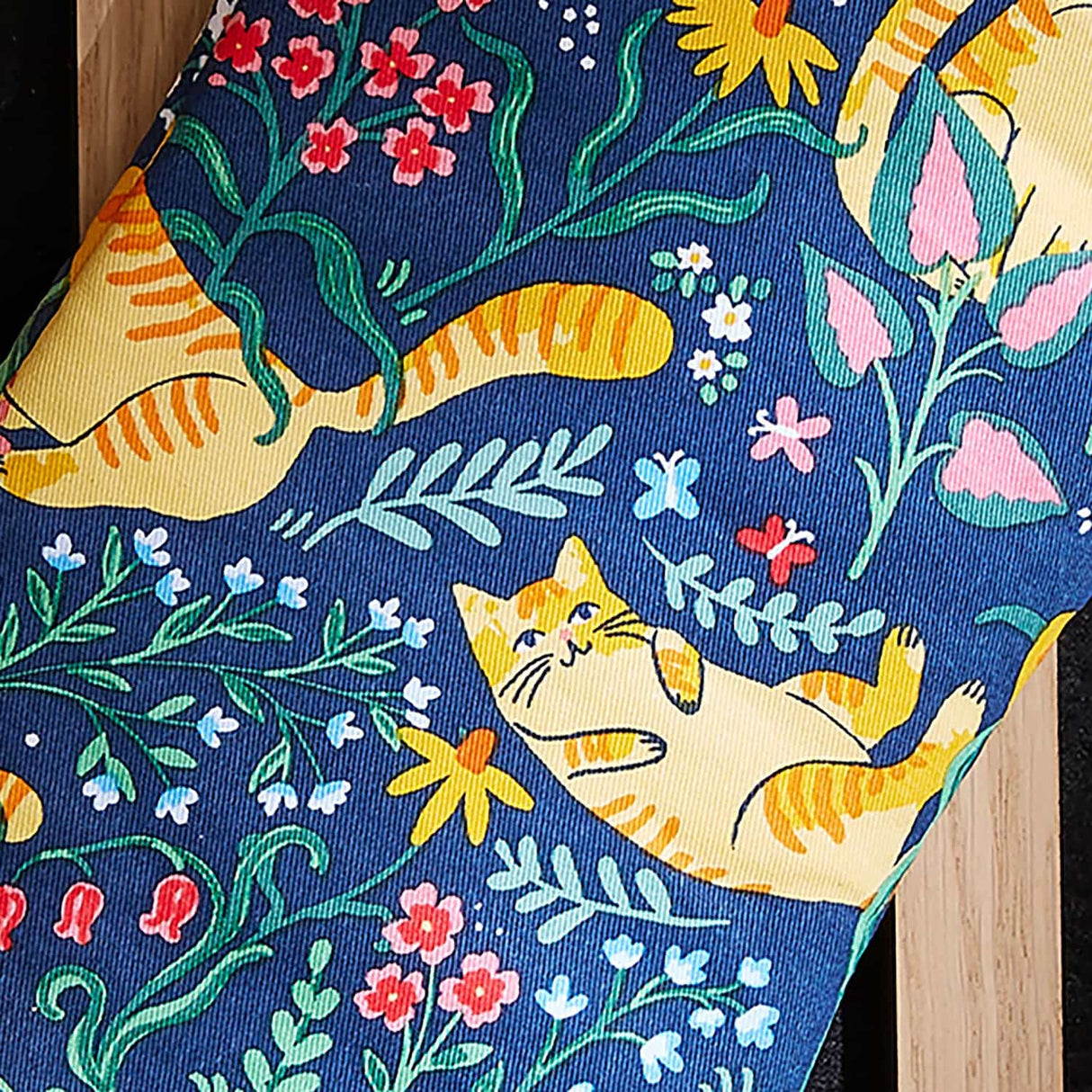 Ulster Weavers Marmalade Meadow Floral Cat Gauntlet Oven Glove - Marmalade Meadow Gauntlet Oven Glove In Navy 4
