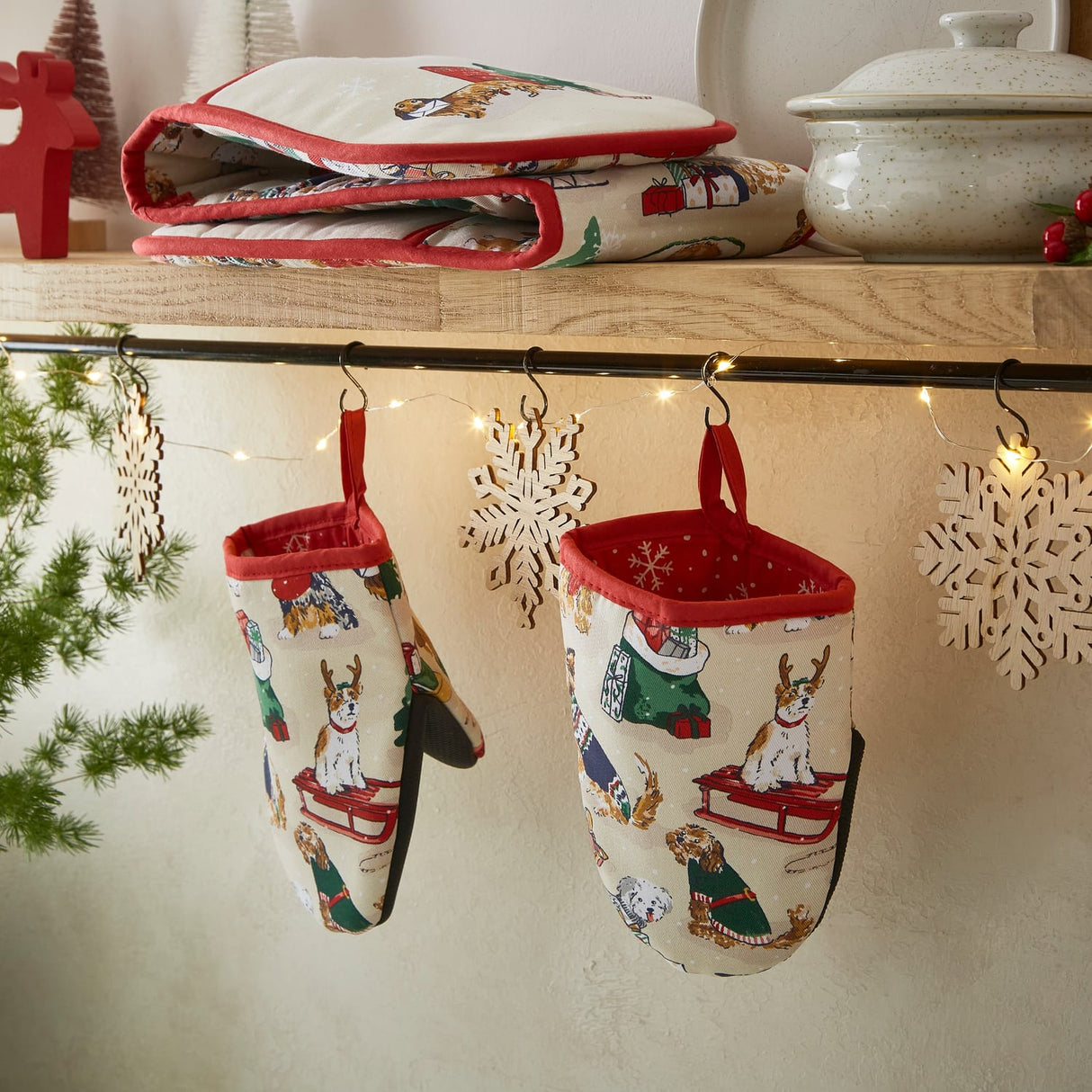 Ulster Weavers Merry Mutts Christmas Dog Print Cotton Oven Glove - Merry Mutts Christmas Microwave Mitts Pair In Red 2