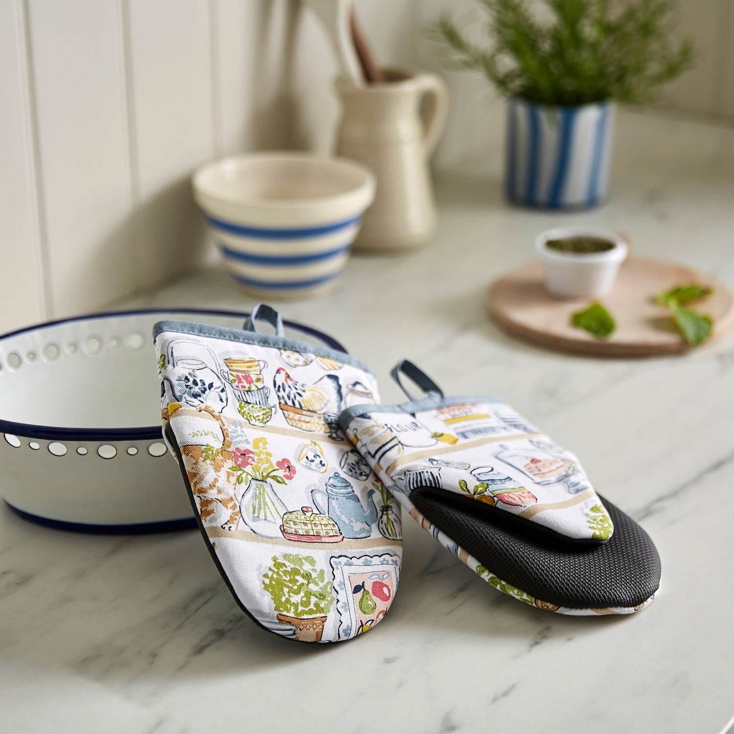 Ulster Weavers Pantry Cats Cotton Microwave Mitts Pair - Pantry Cats Microwave Mitts Pair In Multicolour 2