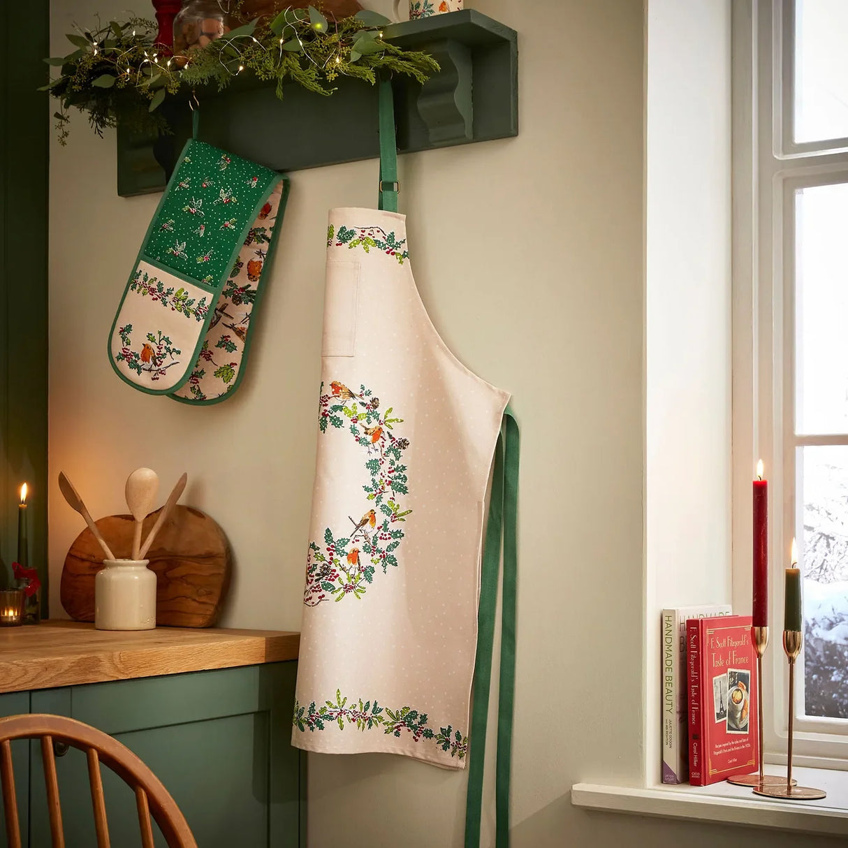 Christmas Robins Cotton Apron in Green