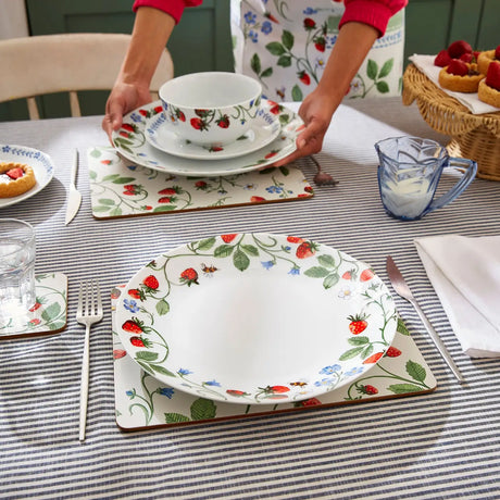 Strawberry Patch Porcelain Dinner Plate in Green
