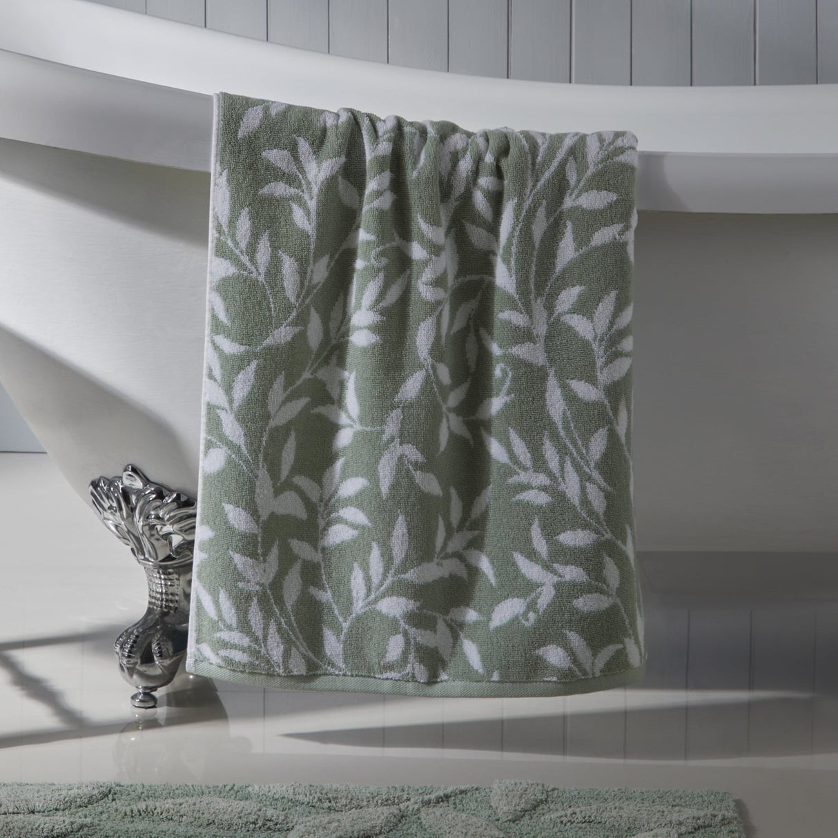 Sandringham Jacquard Leaf 550gsm Towel - Sage