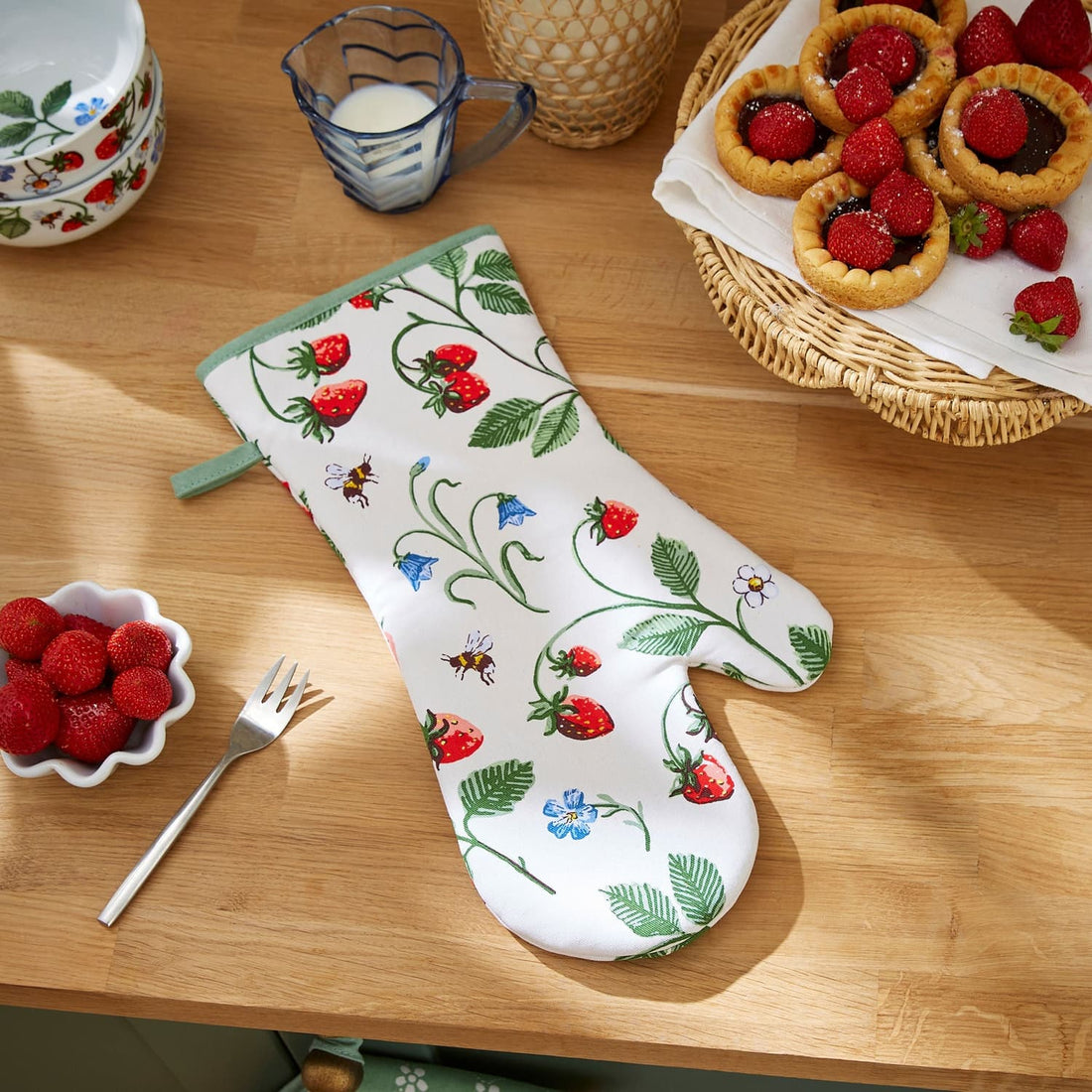 Ulster Weavers Strawberry Patch 100% Cotton Gauntlet Oven Glove