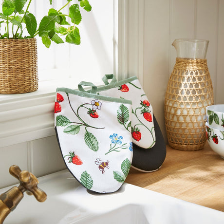 Ulster Weavers Strawberry Patch Cotton Microwave Mitts - Strawberry Patch Microwave Mitts Pair In Green 2