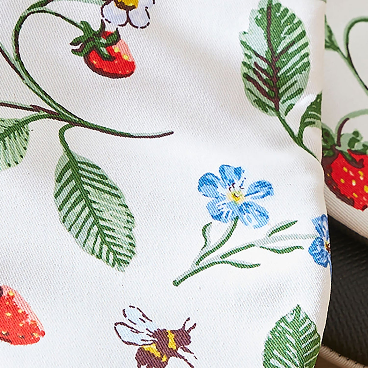 Ulster Weavers Strawberry Patch Cotton Microwave Mitts - Strawberry Patch Microwave Mitts Pair In Green 4