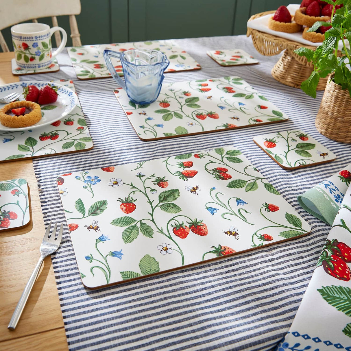 Ulster Weavers Strawberry Patch Cotton Placemat 4 Pack - Strawberry Patch Placemat 4 Pack In Green 2