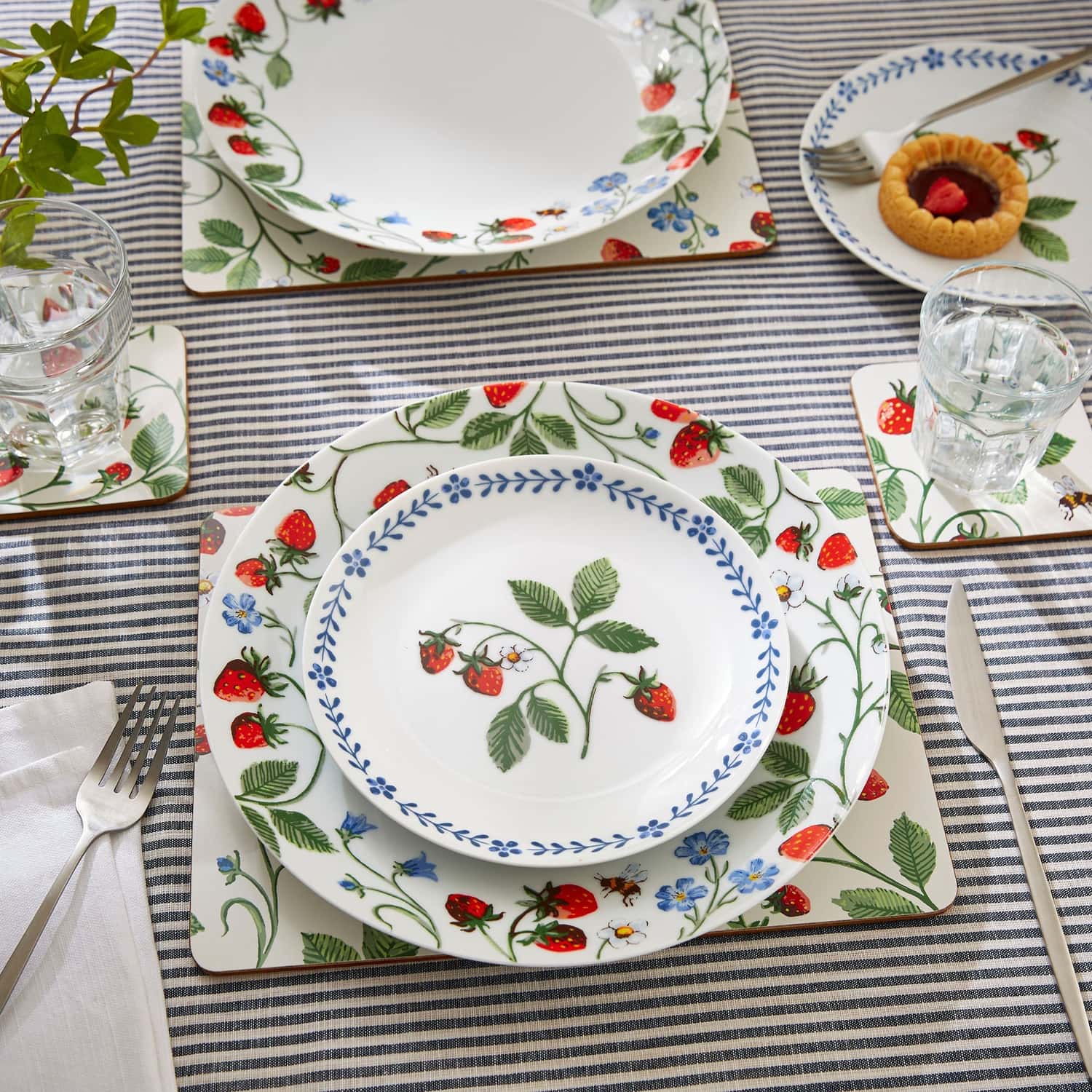 Ulster Weavers Strawberry Patch Porcelain Dinner Plate - Strawberry Patch Porcelain Side Plate In Green 2