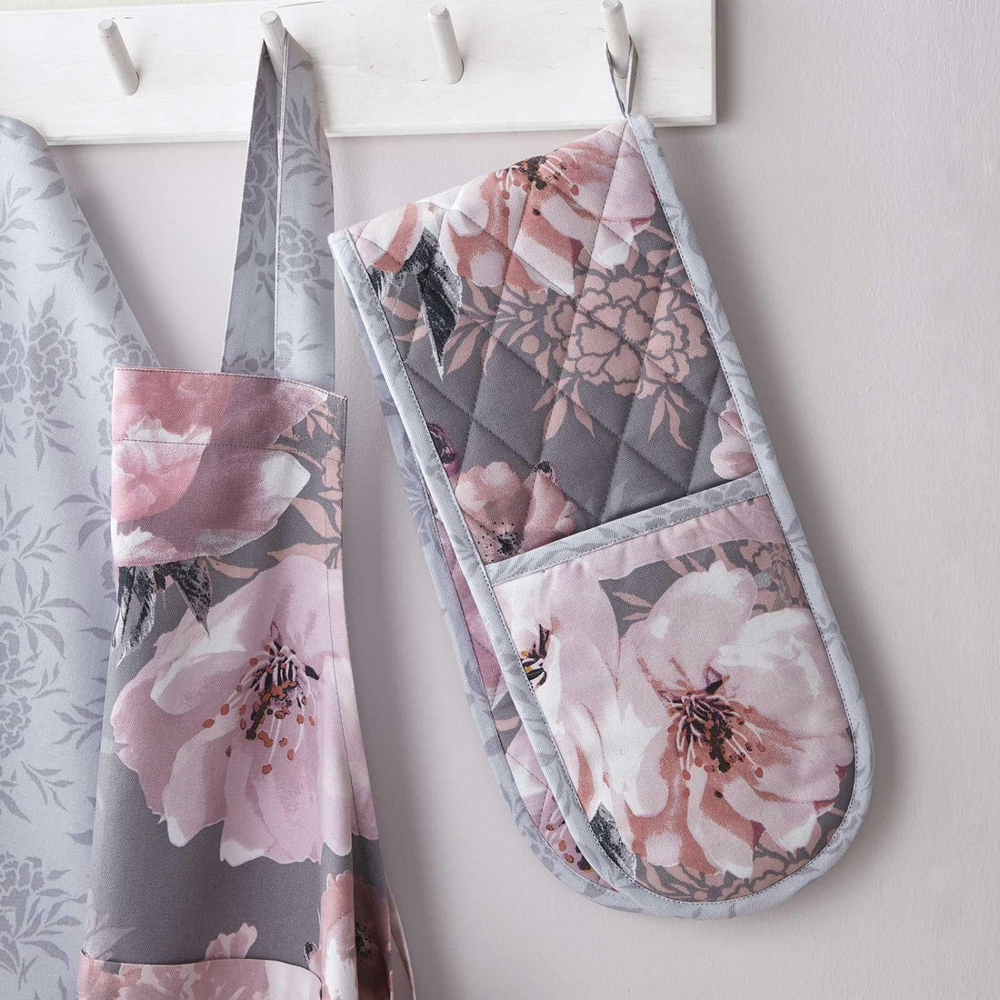 Catherine Lansfield Dramatic Floral Oven Glove