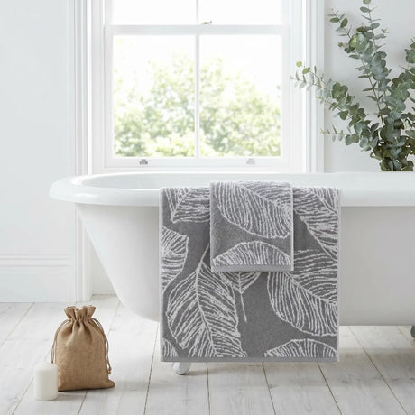Matteo Leaf Jacquard 550gsm Green Cotton Bathroom Towel