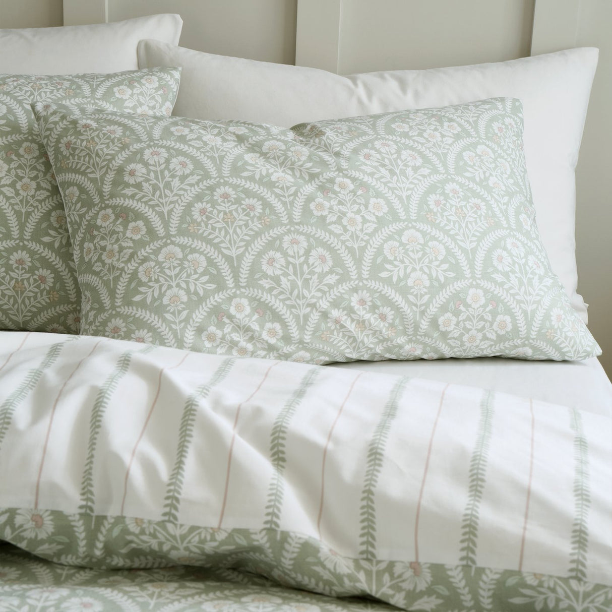 Bianca Scallop Floral 200 Thread Count Cotton Percale Reversible Single Duvet Cover Set with Pillowcase Green