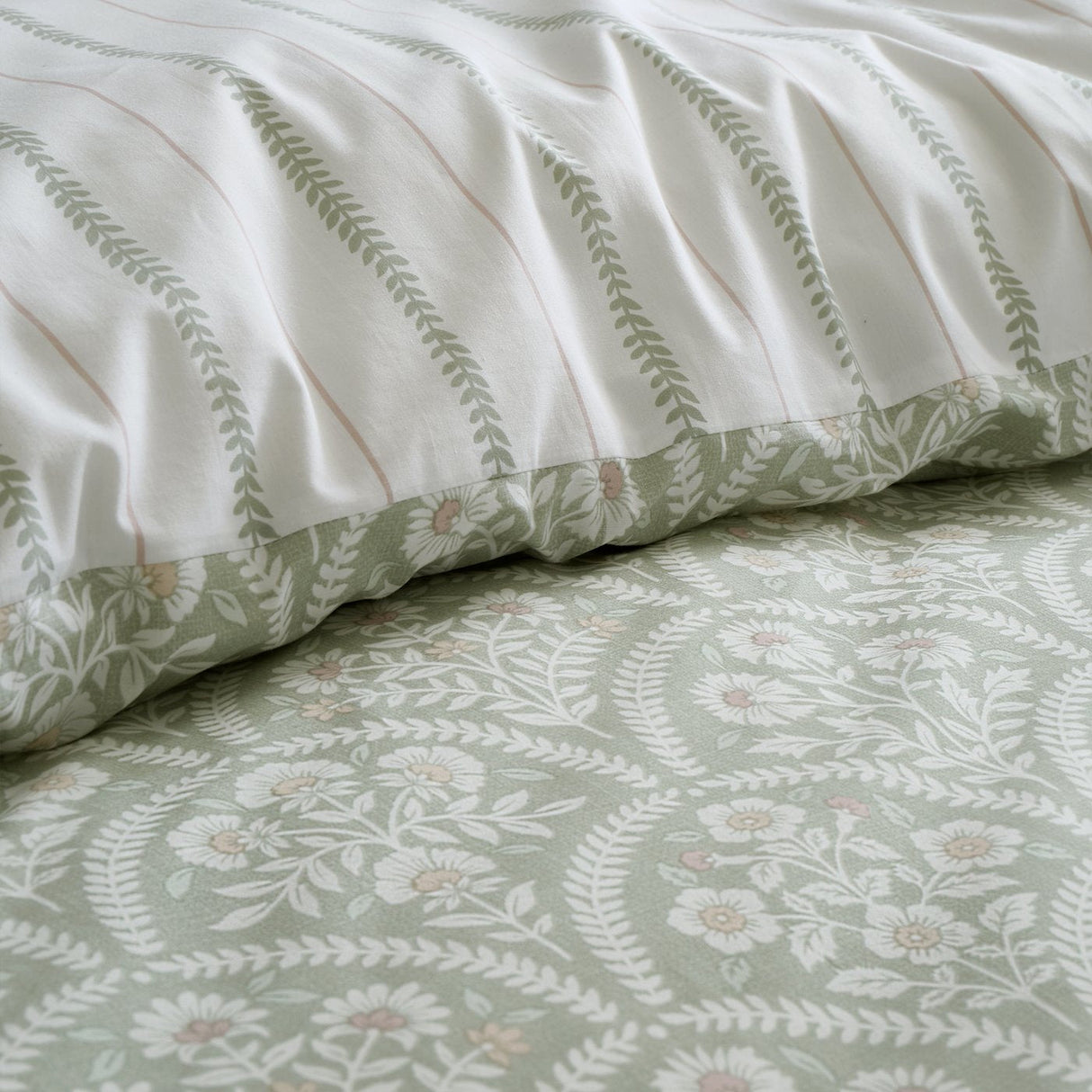 Bianca Scallop Floral 200 Thread Count Cotton Percale Reversible Single Duvet Cover Set with Pillowcase Green