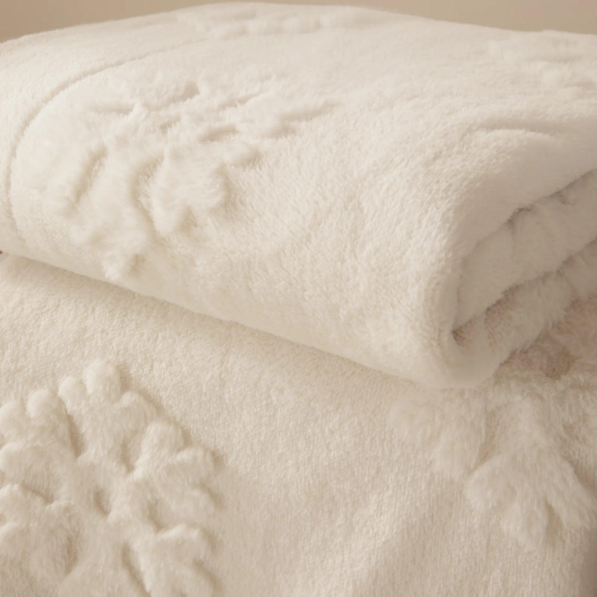 Snowflakes Faux Fur Throw Snow White 150 x 200cm - image 4
