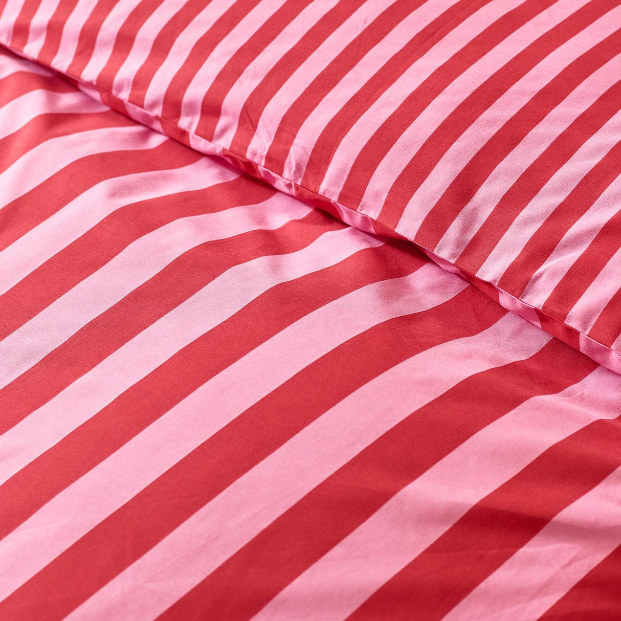 Sassy B Stripe Tease Reversible Duvet Cover Set with Pillowcase Red